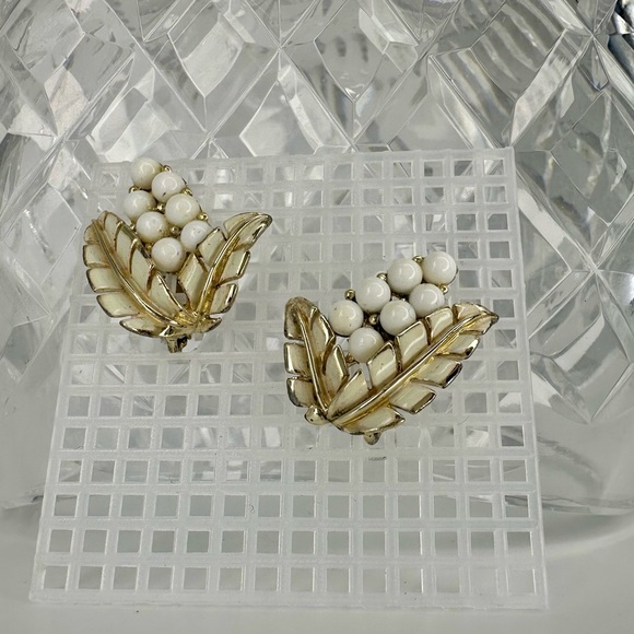 1” CORO Vintage Enamel & Beaded Golden Wheat/Corn/Grapes Signed Clip Earrings - Picture 2 of 7